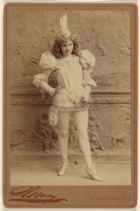 [Actrice non identifiée en costume, debout] - Napoleon Sarony