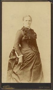 [Femme non identifiée debout en longue robe] - Napoleon Sarony