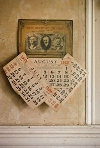 Calendrier à thème patriotique antique pour 1925 accroché dans une maison à Quechee, Vermont sur A...