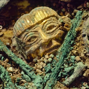 Perle en or enterrée dans la tombe royale Moche du Vieux Seigneur de Sipán