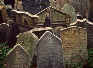 Pierres tombales dans le vieux cimetière juif de Josefov, le quartier juif de la vieille ville, Prague