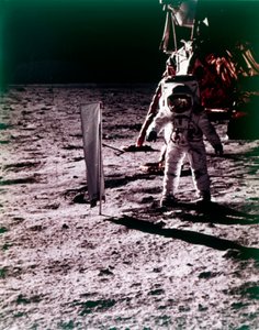 Buzz Aldrin déploie un collecteur de vent solaire sur la surface de la Lune, mission Apollo 11, juillet 1969 - Neil Armstrong