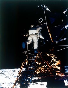Buzz Aldrin descend du module lunaire, mission Apollo II