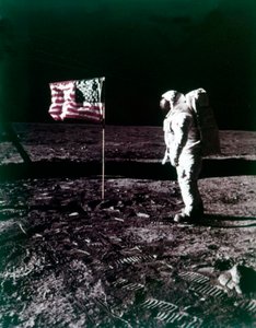 Buzz Aldrin à côté du drapeau américain sur la surface de la Lune - Neil Armstrong