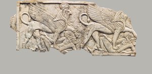 Plaque de meuble sculptée en relief avec deux sphinx à tête de faucon piétinant des captifs, 9e-7e siècle av. J.-C.
