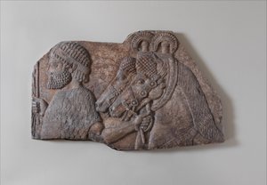 palefrenier étranger dans une procession tributaire, vers 721-05 av. J.-C. (albâtre de gypse) - Neo Assyrian Neo Assyrian