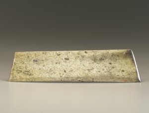 Ciseau fourchu (zhang), culture Qijia, vers 2500-2000 av. J.-C. (jade)