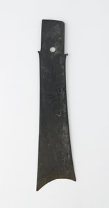 Ciseau fourchu (zhang), culture Qijia, vers 2500-2000 av. J.-C. (jade (néphrite))