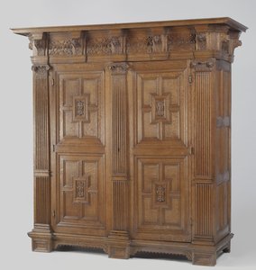 Placard avec colonnes ioniques