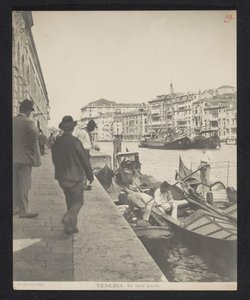 Gondoles le long du Grand Canal à Venise