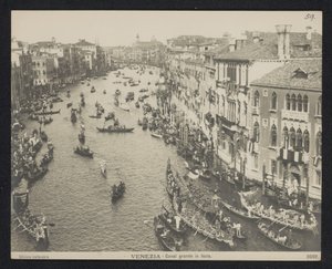 Gondoles sur le Grand Canal à Venise
