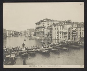 Procession sur un ponton sur le Grand Canal à Venise pendant la Festa del Redentore