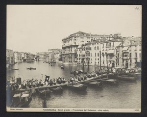 Procession sur un ponton sur le Grand Canal à Venise pendant la Festa del Redentore