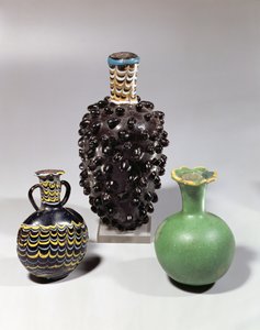 Vases égyptiens : grappe de raisin, grenade et motif de vague (verre)