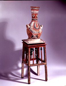 Vase sur un tabouret