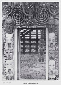 Nouvelle-Plymouth, Nouvelle-Zélande : Porte Maori sculptée