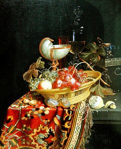 Une nature morte de fruits dans un panier et une coupe de nautile