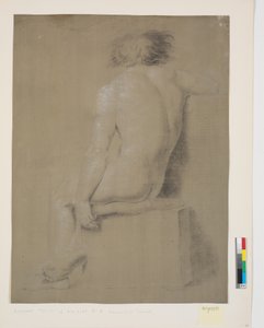Modèle assis sur un piédestal haut avec coussin. Vu de dos. Bras droit coupé. Bras gauche pendant. Jambes croisées - Nicolai Abildgaard