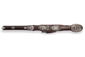 Une des deux pistolets à silex rayés montés en argent, Versailles, 1825