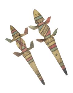 Figures de crocodiles en bois sculpté décorées de motifs géométriques peints en rouge, vert et noir, peuple Hausa, Kano, nord du Nigeria