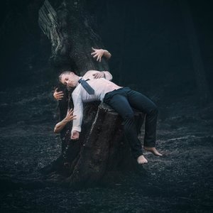 Sommeil surréaliste en forêt