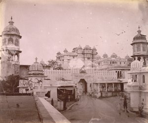 Vue du City Palace, avec la porte d
