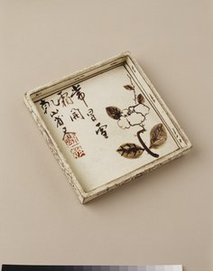 Assiette à gâteau avec motif de prune, début du XVIIIe siècle