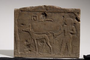 Relief représentant un nain et un chien de chasse nommé Ebony, 4e-5e dynastie, 2573-2311 av. J.-C. (calcaire)