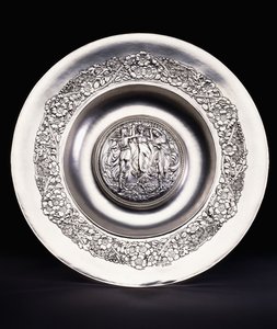 Printemps, un grand plat à eau de rose en argent de Ramsden et Carr - Omar and Carr Alwyn Ramsden
