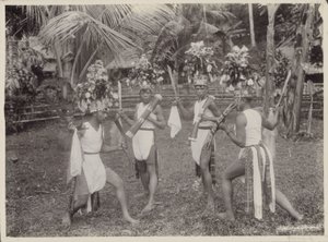 Garçons indiens en costumes dansant avec des kriss en main