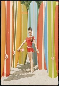 Actrice Wende Wagner avec des planches de surf sur la plage à Malibu - Orlando Suero