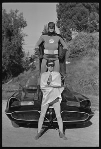 Batman et Robin et la Batmobile sur le plateau de la série TV 
