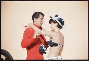 Dean Martin en tant que Matt Helm sur le plateau de 