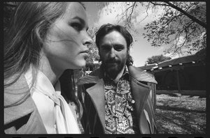 Dennis Hopper et sa femme Michelle Phillips à la maison au Nouveau-Mexique