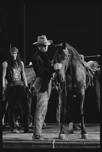 Gregory Peck avec un cheval sur le plateau de 