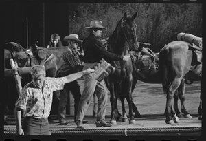Gregory Peck avec un cheval sur le plateau de 