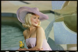 Séance photo de Hope Lange près de la piscine - Orlando Suero