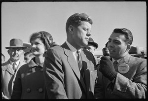 John F. Kennedy avec un reporter et Jackie Kennedy pendant les élections
