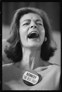 Lauren Bacall portant un badge 