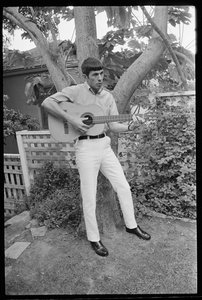 Leonard Nimoy joue de la guitare