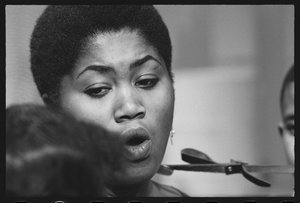 Odetta chante aux enfants sur le plateau d
