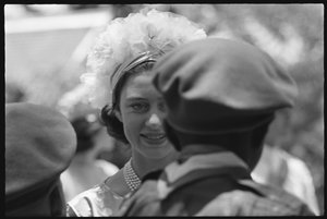 Princesse Margaret saluant les troupes lors de la célébration de l