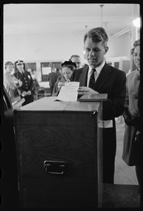 Robert F. Kennedy vote pour son frère