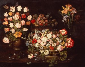 Quatre vases avec une sélection de fleurs