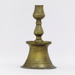 Un chandelier en laiton ottoman, le col avec une décoration incisée d