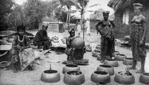 Femmes Fanti fabriquant de la poterie, Elmina, Ghana, 1922 - P. A. McCann