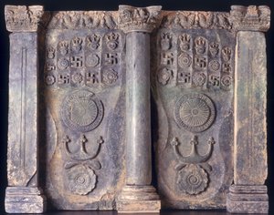 Frise montrant les empreintes de Bouddha, Gandhara 1er au 5ème siècle après J.-C.