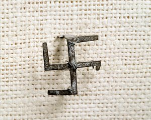 Antiquité chrétienne : fibule en forme de svastika (qui inspirera la croix gammée). Ier au IIIe siècle. Musée National d