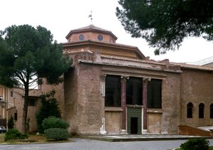 Vue du baptistère paléochrétien de San Giovanni in Laterano (Saint-Jean-de-Latran), construit vers 440. Rome