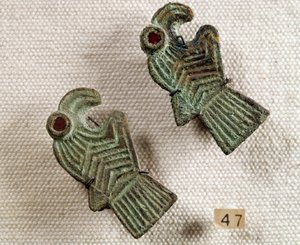 Antiquité chrétienne : fibules en bronze incrustées de grenat en forme de têtes d